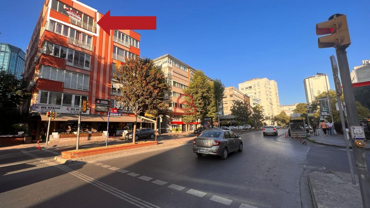 Yıldız Posta Caddesi'nde satışı tamamlanan ofis katının bulunduğu bina